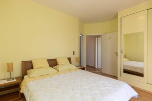 2 makuuhuonetta, silitysrauta/-lauta, vauvan matkasänky, ilmainen Wi-Fi