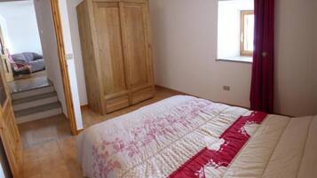 1 habitación, tabla de planchar con plancha y ropa de cama