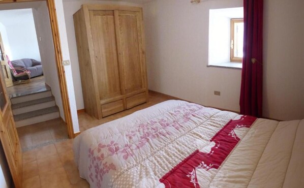 1 bedroom, iron/ironing board, bed sheets - Apartment 'Bilocale Vista Monte Bianco' with Mountain View, Shared Garden and Balcony (Aymavilles)