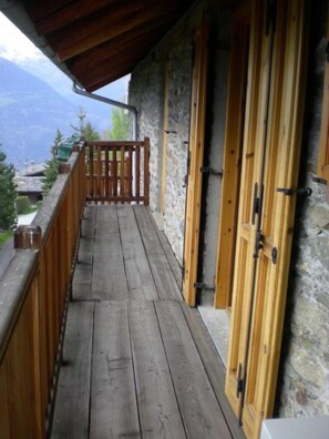 Property grounds - Apartment 'Bilocale Vista Monte Bianco' with Mountain View, Shared Garden and Balcony (Aymavilles)