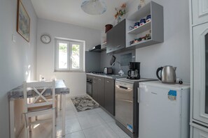Réfrigérateur, un four, surface de cuisson, lave-vaisselle