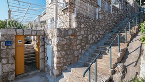Un edificio de piedra con una escalera que conduce a un nivel superior.