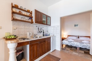 Fridge, microwave, oven, stovetop - Apartments Darija - Studio Apartment with Sea View (ST) (Pucisca)