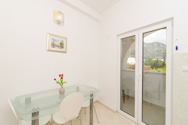 Dining - Apartments & Rooms Barišić - Studio Apartment with Balcony and City View (First Floor)-APT 10 (Kupari)