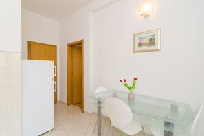 Dining - Apartments & Rooms Barišić - Studio Apartment with Balcony and City View (Second Floor) (Apt 14) (Kupari)