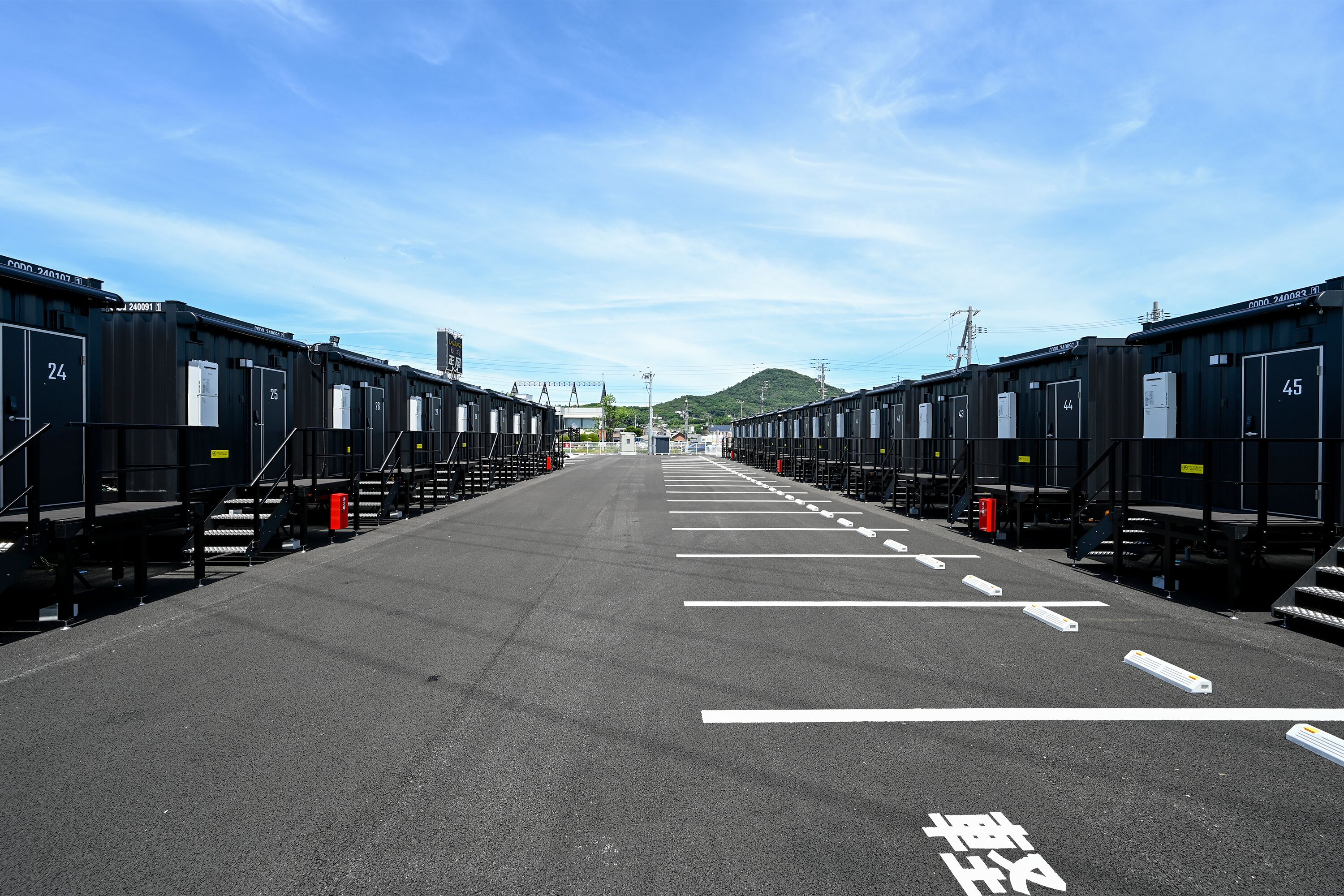 Un quai de gare avec plusieurs voies et des lignes électriques aériennes.