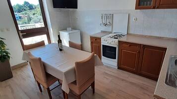 Frigorífico, horno, placa de cocina y cafetera o tetera