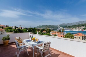 Outdoor dining - Apartment Marina View - One-Bedroom Apartment with Terrace and Sea View (Dubrovnik)
