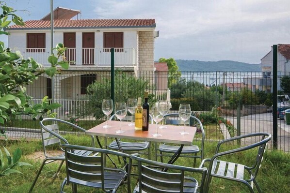 Outdoor dining - Apartments Čiovo - Family One Bedroom Apartment with Terrace (A1) (Okrug Gornji)