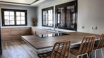 Een koelkast, een magnetron, een oven, een kookplaat