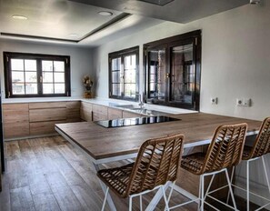 Fridge, microwave, oven, stovetop - Country House 'Camino Blanco' with Private Pool, Shared Terrace and Air Conditioning (IBEAS DE JUARROS)