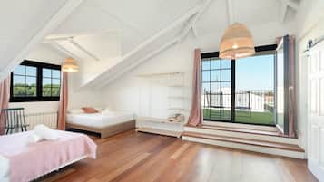7 bedrooms, bed sheets