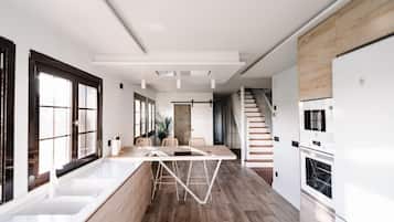 Een koelkast, een magnetron, een oven, een kookplaat