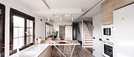 Réfrigérateur, four à micro-ondes, un four, surface de cuisson