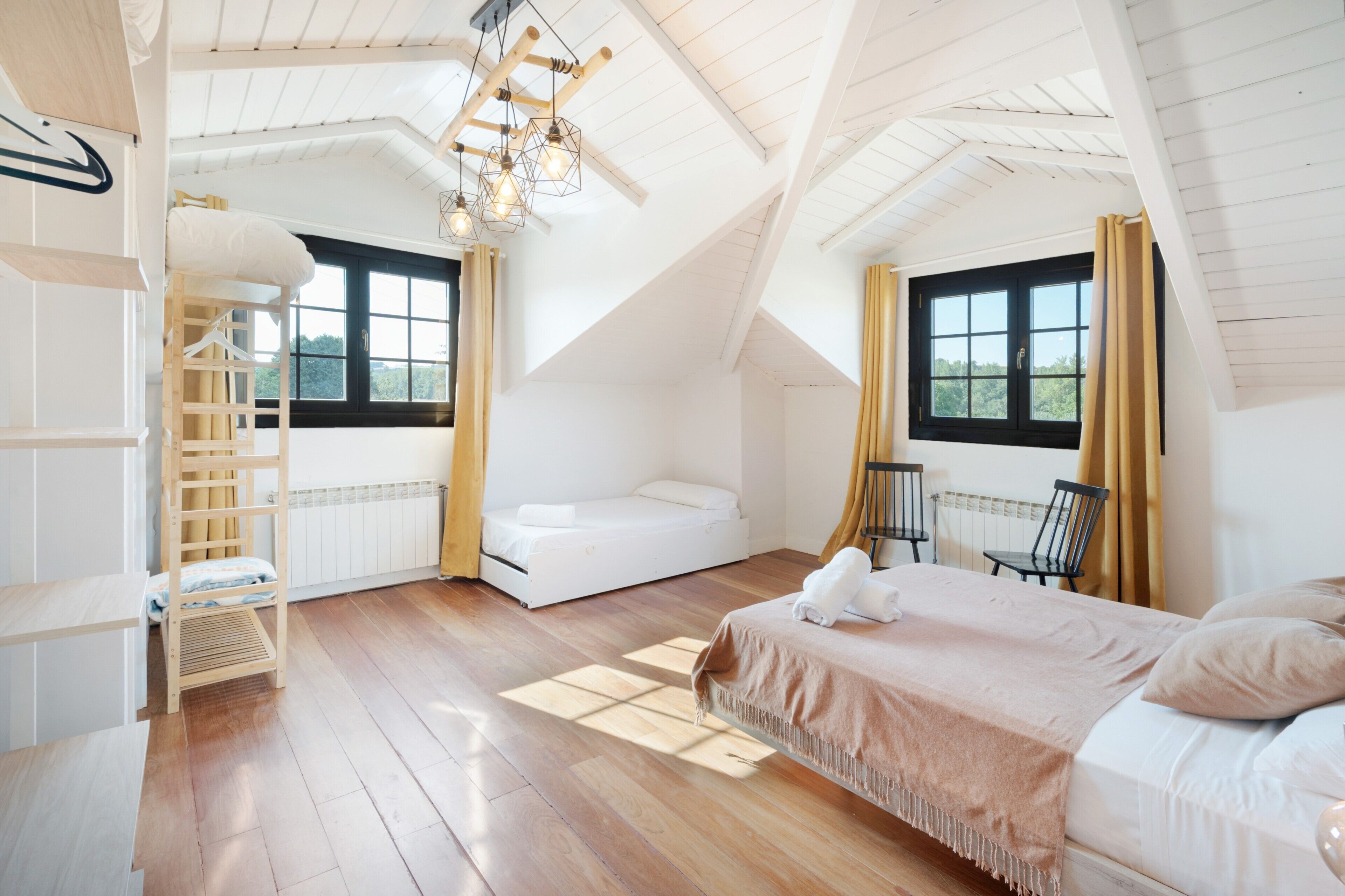 7 bedrooms, bed sheets