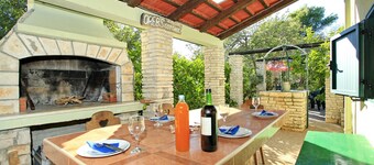 Stone House Oreb's Cottage - Two Bedroom Stone House with Terrace and Garden View