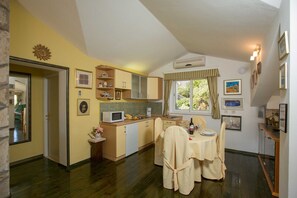 Frigorífico, microondas, placa de cocina y cafetera o tetera