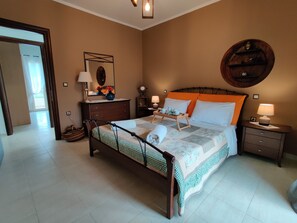 3 bedrooms, iron/ironing board, free WiFi