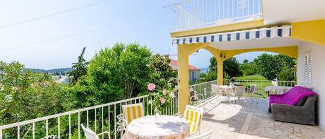 屋外ダイニングエリア