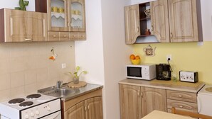 Wasserkocher mit Kaffee-/Teezubehör, Kühlschrank, Mikrowelle, Ofen