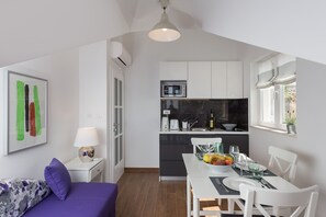 Kylskåp, mikrovågsugn, spishäll och brödrost