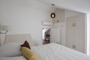 1 quarto, ferros/tábuas de passar roupa, berço de viagem