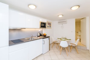 Kühlschrank, Mikrowelle, Herdplatte, Toaster