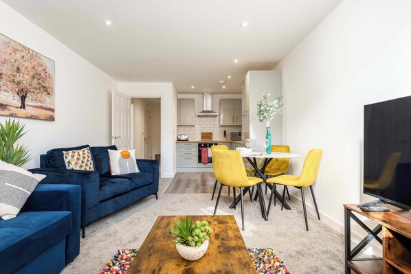 TV, offices - Smart 1 Bedroom Apartment in Central Rotherham (Rotherham)