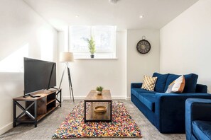 TV, offices - Smart 1 Bedroom Apartment in Central Rotherham (Rotherham)