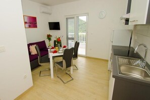Fridge, oven, stovetop, toaster