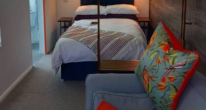 Thistles - Private Entrance Studio