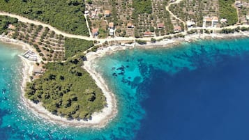 Rannalla, aurinkotuoleja