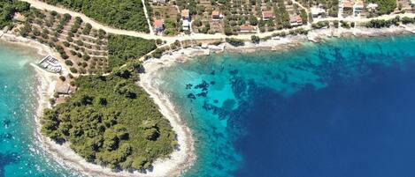 Sulla spiaggia, lettini da mare