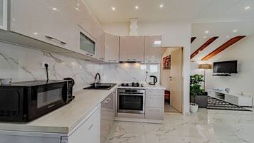 Jääkaappi, mikroaaltouuni, uuni, liesi