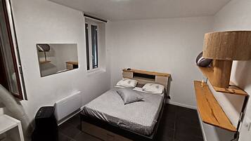 1 Schlafzimmer, Schreibtisch, Bügeleisen/Bügelbrett, kostenloses WLAN