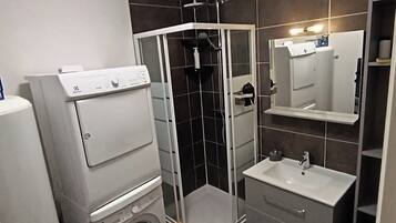 Dusche, Haartrockner, Handtücher