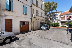 Une vue de rue montrant un immeuble abritant un commerce fermé, avec une enseigne indiquant « TAMMY'S NAILS & SPA ».