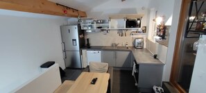 Jääkaappi, mikroaaltouuni, uuni, astianpesukone