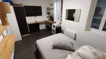 1 slaapkamer, een bureau, een strijkplank/strijkijzer, gratis wifi