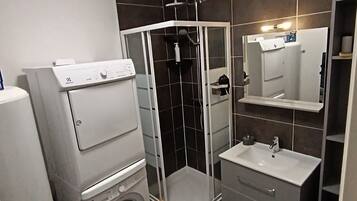 Een douche, gratis toiletartikelen, een haardroger, handdoeken