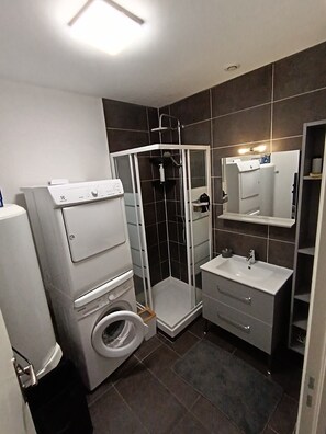 Douche, articles de toilette (gratuits), séchoir à cheveux