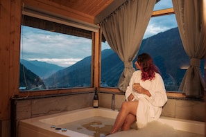 Design Room, Balcony | Soundproofing, free WiFi - NAZAARA - A Luxe Retreat (Manali)