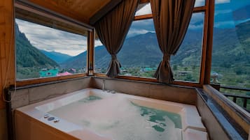 Design Room, Balcony | Private spa tub