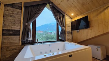 Quarto superluxo, sacada | Banheiro | Chuveiro, toalhas de banho, sabonete, shampoo