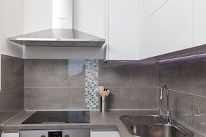 Micro-ondes, four, plaque de cuisson, lave-vaisselle