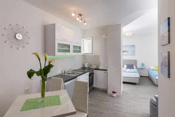 Fridge, microwave, oven, stovetop - Apartment South Side - Studio Apartment with City View (Dubrovnik)