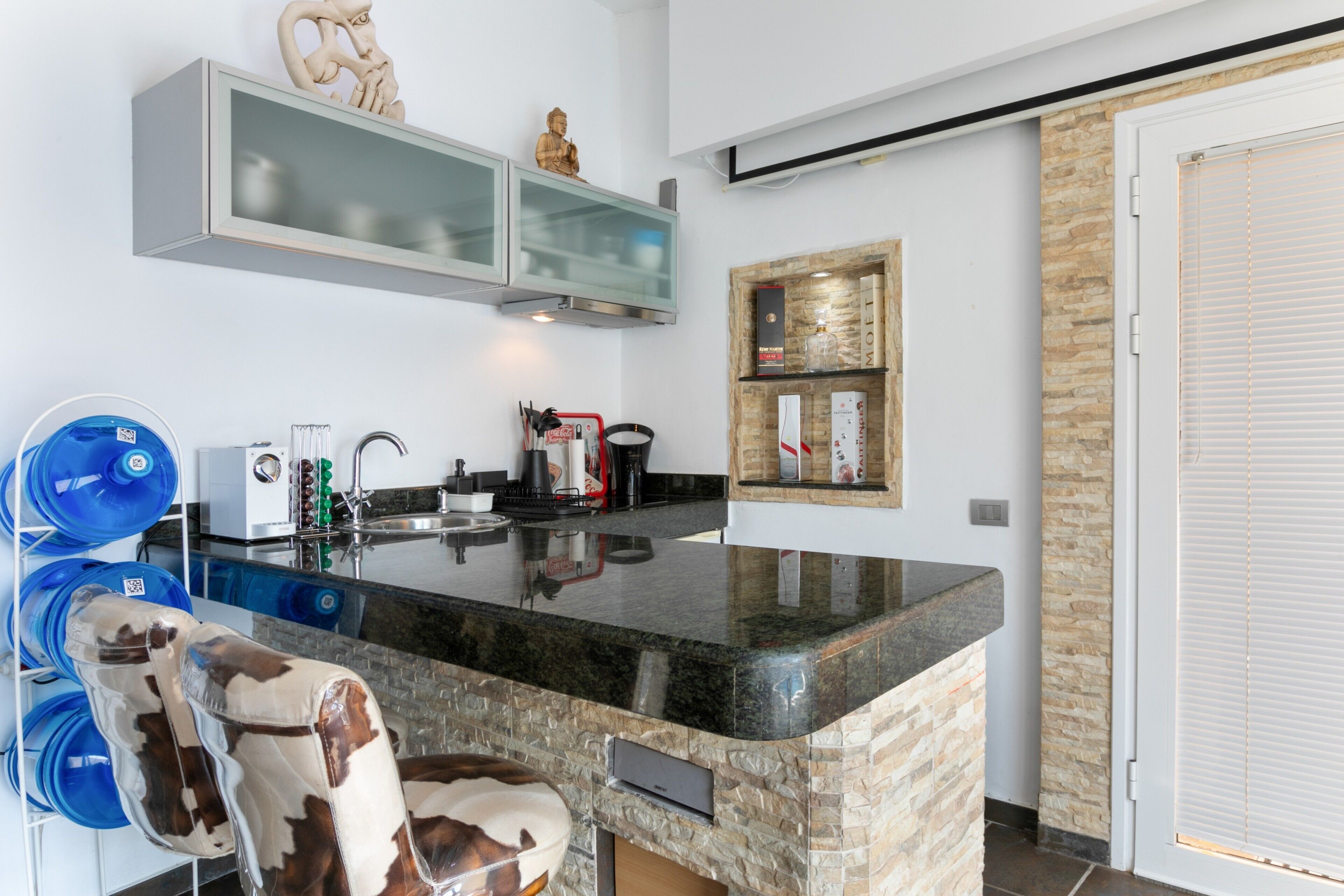 Refrigerador, microondas, parrilla de estufa y cafetera y tetera 