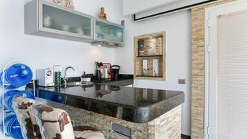 Refrigerador, microondas, parrilla de estufa y cafetera y tetera