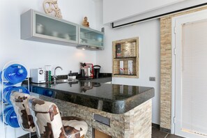 Réfrigérateur, four à micro-ondes, surface de cuisson, cafetière-théière