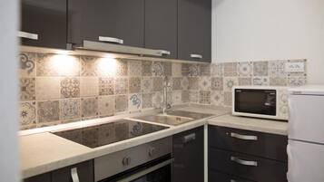 Kühlschrank, Mikrowelle, Ofen, Herdplatte